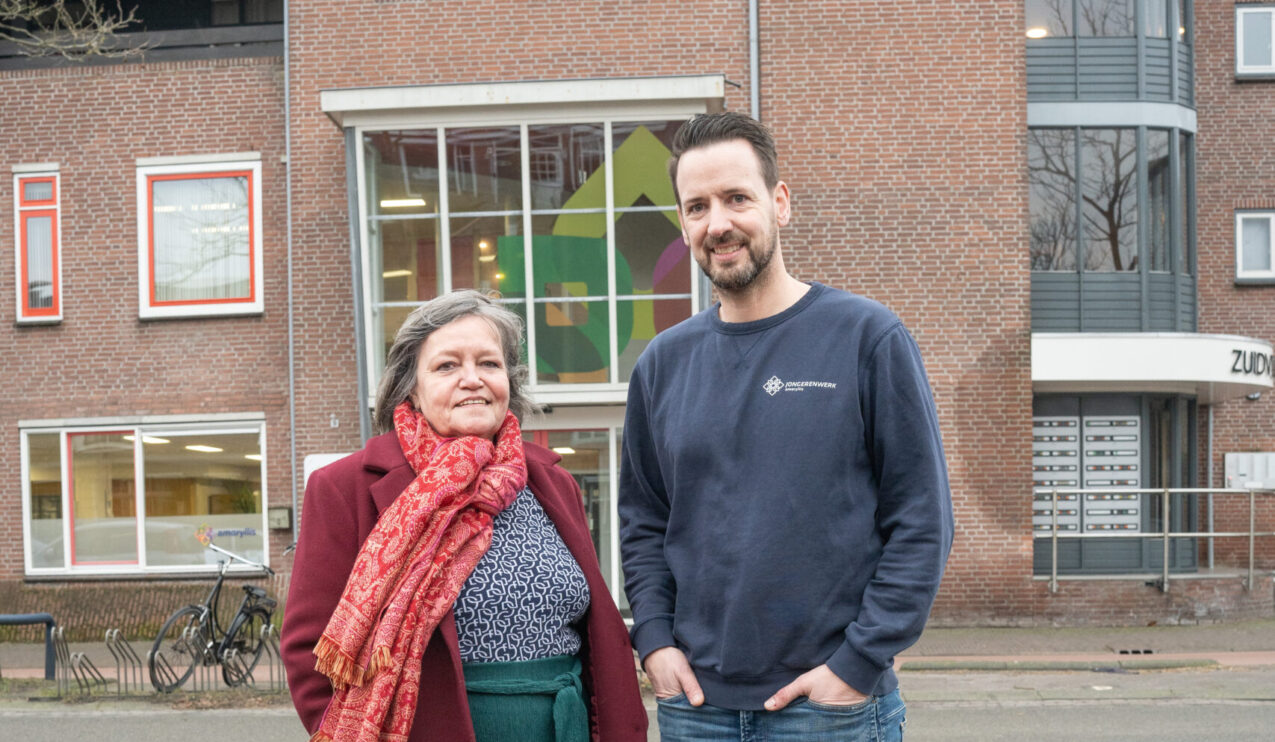 Eveline en Alef voor het kantoor van Amaryllis