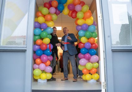 Wethouder Hein Kuiken en bestuurder van Amaryllis Wijtze de Jong openen de nieuwe locatie van Amaryllis.